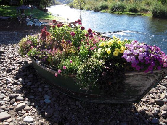 21 Upcycled Flower Bed Ideas - 159